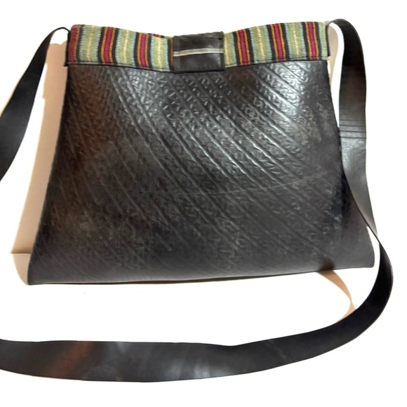 Recycle tire  crossbody handbag - Picture 2 of 5
